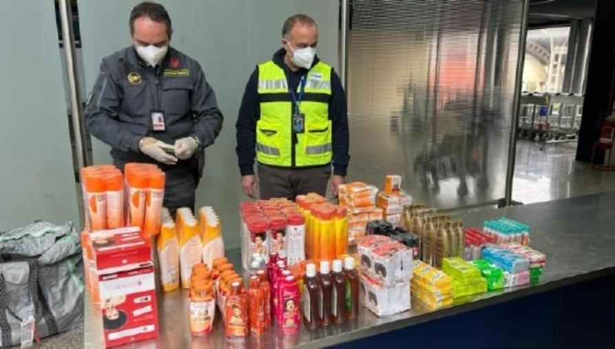 images Lamezia Terme, sequestrate all'aeroporto 396 confezioni di cosmetici non sicuri: erano nascoste nei bagagli