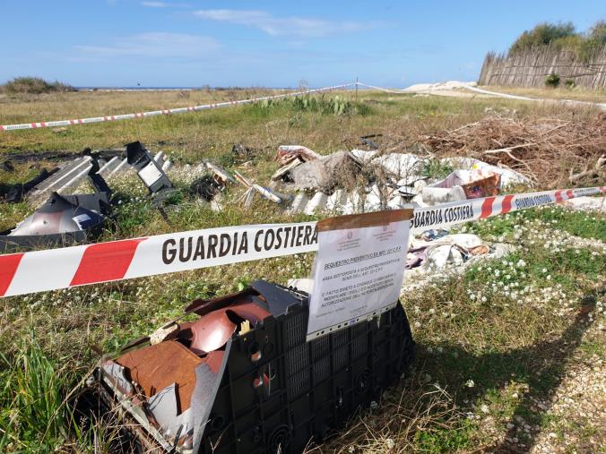 images Era diventata una discarica "incontrollata" di rifiuti: sequestrata una vasta area demaniale al confine fra Nicotera e Rosarno