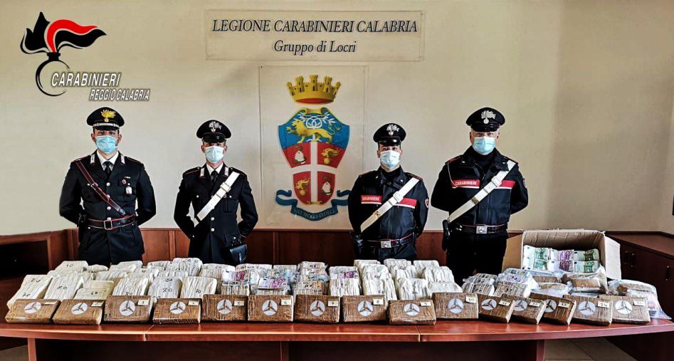 images Diciassette chili di cocaina e 5 milioni di euro: maxi sequestro dei carabinieri a Locri (VIDEO)