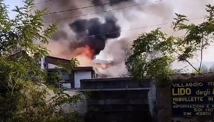 images Vibo, incendio devasta il "Lido degli Aranci" nella frazione di Bivona