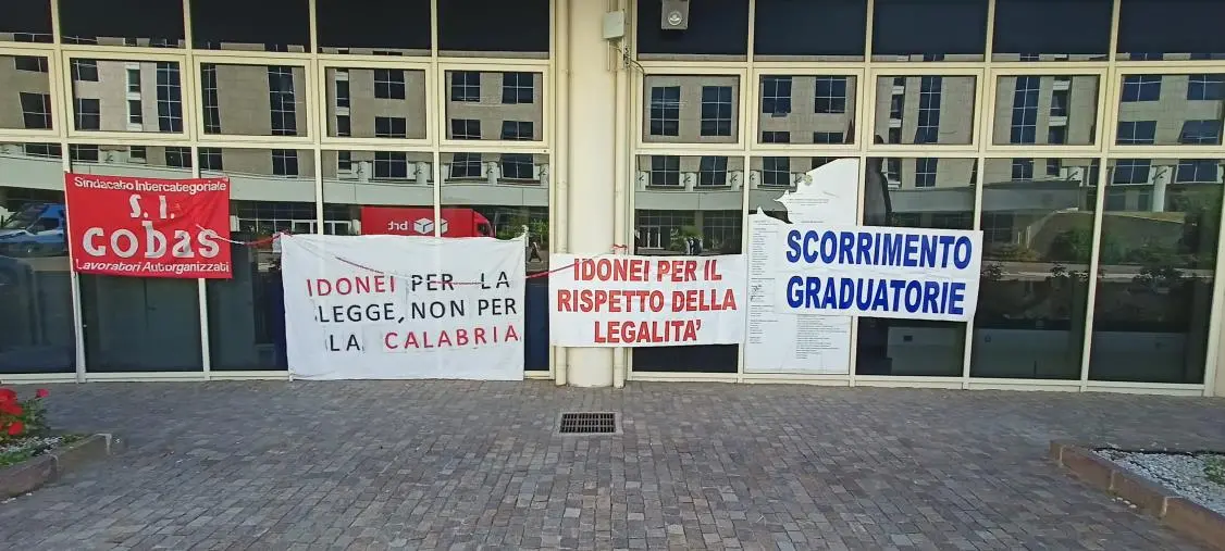 images Sit-in del Sì Cobas Calabria alla Cittadella: attenzione alta sua graduatoria degli Oss di Cosenza 