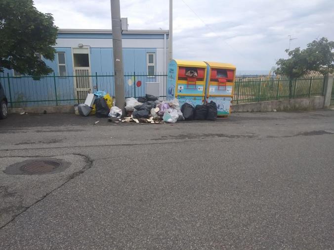 images Legni, stufe, televisori e scatoloni per strada: nel quartiere Siano di Catanzaro è nata una nuova discarica (FOTO)