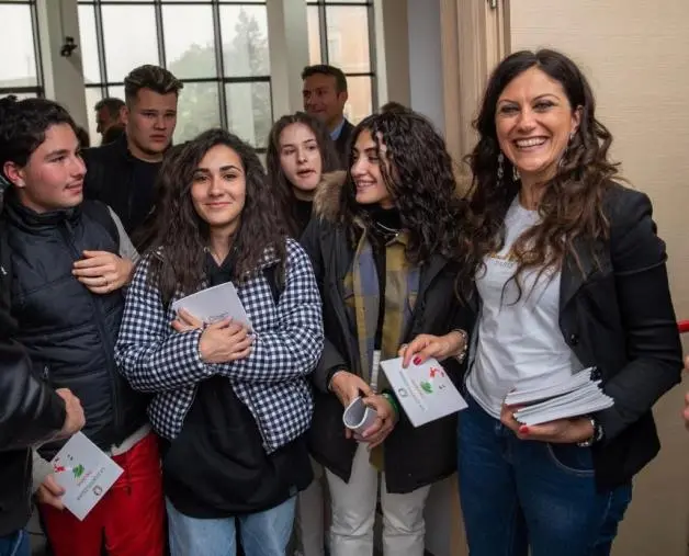San Giovanni in Fiore, Succurro dona la Costituzione agli studenti: "Per alimentare la coscienza della libertà e dei diritti"