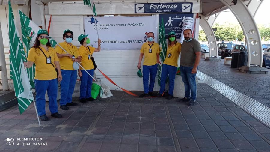 Il sit-in. I lavoratori che svolgono il servizio di pulizie agli aeroporti di Lamezia e Crotone rivendicano il diritto ad essere pagati