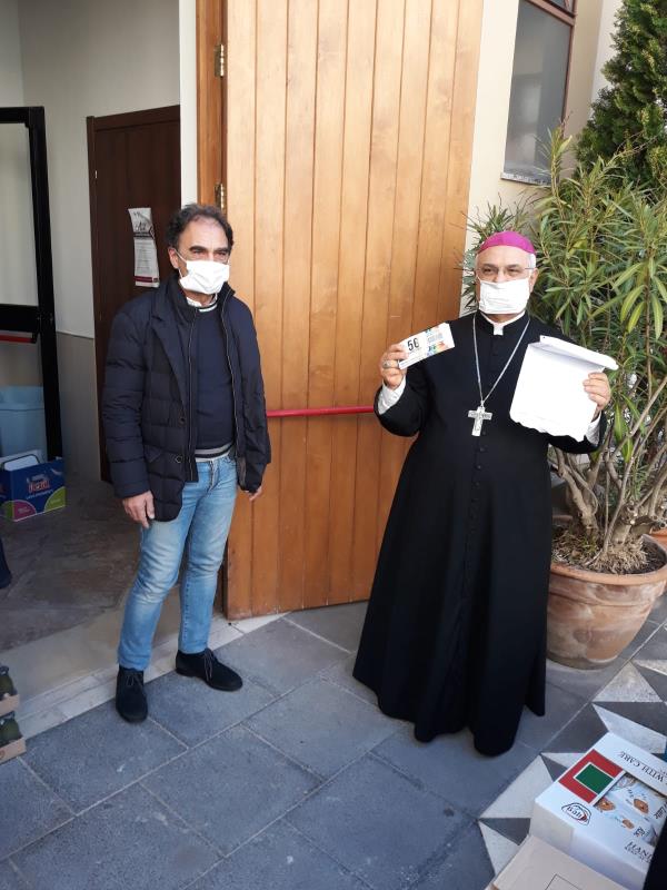 Coronavirus. Il sindaco  di Catanzaro Abramo  consegna all’arcivescovo Bertolone i buoni spesa donati dal gruppo Maiora  