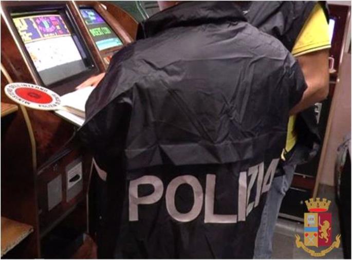 images Catanzaro. La polizia trova in un esercizio commerciale 6 slot machine sequestrate 