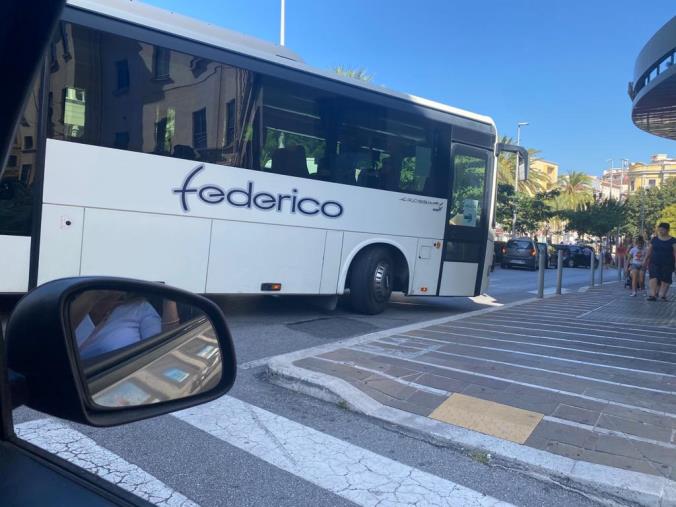 images Sosta selvaggia a Catanzaro. Spuntano nuovi paletti a supporto dei vigili urbani (VIDEO)