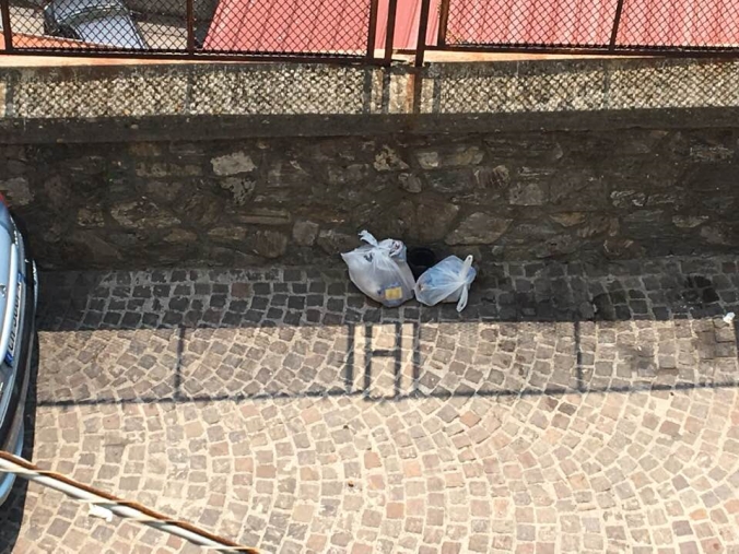images Catanzaro, sacchetti della spazzatura in Centro storico