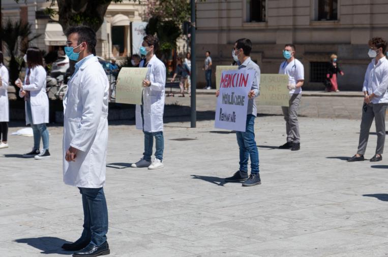 images Specializzandi medici in piazza a Reggio per il servizio sanitario: "Vogliamo lavorare, più contratti e riforma radicale della formazione" (VIDEO)