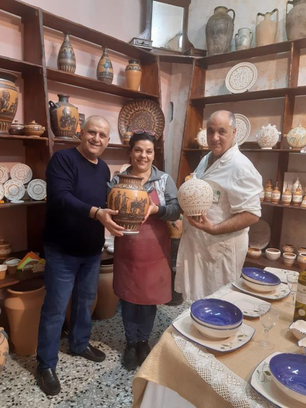 images Antichi mestieri/2. L'arte della ceramica raccontata da Beatrice, giovane artista di Squillace 