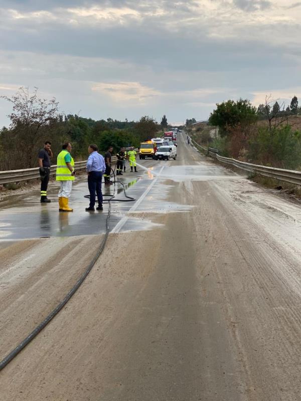 images Fango e detriti per strada: riaperta la Statale 106 chiusa ad Isola Capo Rizzuto 