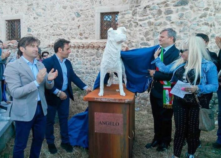 images Montepaone. Riparte dalla statua dedicata al cane Angelo la proposta di legge degli Animalisti: "Carcere per chi uccide animali"