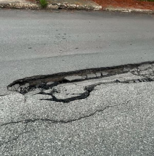 images Strada di Via Izzi De Falenta, Veraldi (Riformisti avanti) lancia l'allarme: "Vere e proprie voragini"