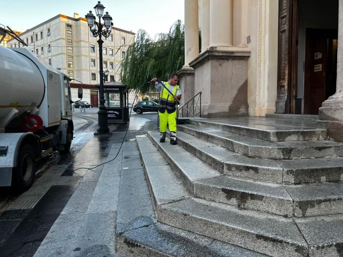 images Catanzaro si prepara ad accogliere il passaggio di S. Vitaliano: operai impegnati nel lavaggio stradale  (FOTO)