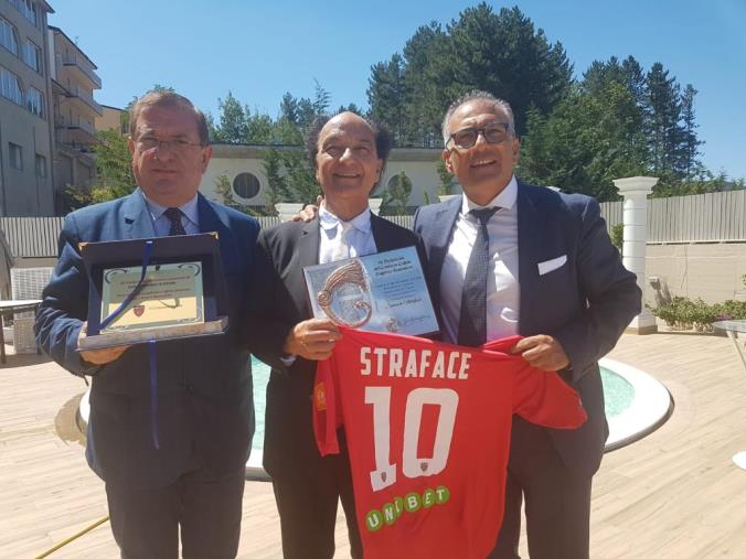 images Il sindaco di San Giovanni in Fiore dà un'accelerata sul ritorno alla normalità sportiva: tagliata l'erbetta dello stadio "Valentino Mazzola"