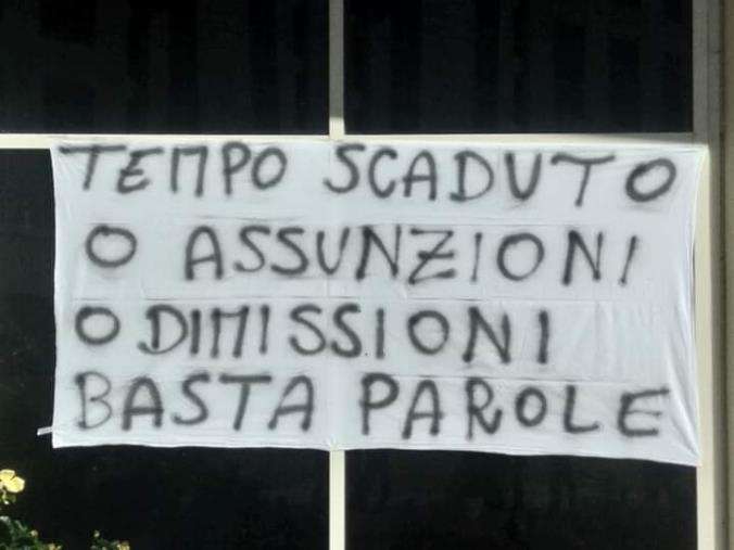 Gli idonei della sanità ancora in protesta: "La nostra regione deve essere ripulita da questi poteri forti"