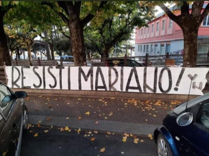 images Striscione di "Volti noti" per Mariano Aloisio: il catanzarese di 46 anni è a Roma con il Covid
