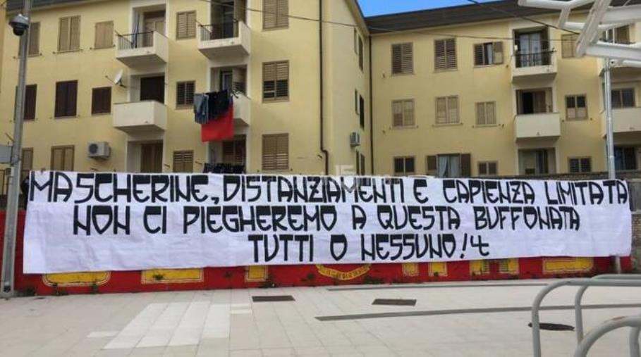 Gli U.C 1973 espongono uno striscione: ”Mascherine, distanziamenti e capienza: non ci piegheremo a questa buffonata”