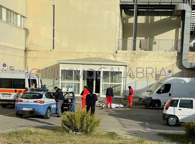 Uomo si lancia dal Policlinico di Catanzaro: Ospedale e Polizia al lavoro per ricostruire i fatti