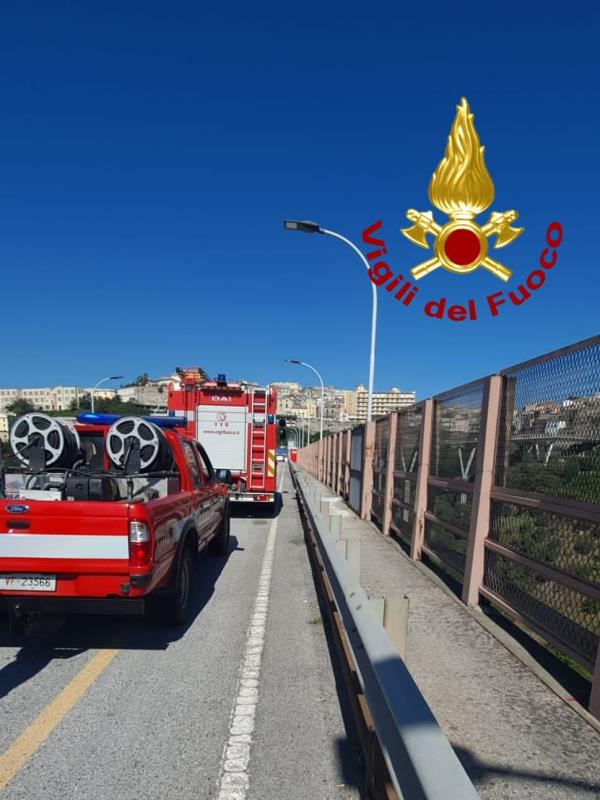 images Tenta il suicidio lanciandosi dal Viadotto Morandi, salvato dai vigili del fuoco