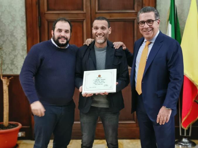 images Talarico e Cavallaro premiano Gianluigi Mardente, l'allenatore campione del mondo del beach soccer femminile