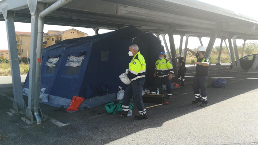 Coronavirus. A Catanzaro Lido montata la tenda pretriage chiesta dal sindaco Abramo (VIDEO)
