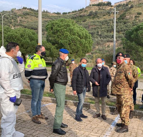 images Catanzaro. Tenda dell'esercito alla stazione Funicolare: il punto della situazione sull'attività svolta 