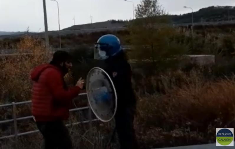 images Tensione ieri alla Regione Calabria. Diverbio tra polizia e un volontario dei Vigili del Fuoco (VIDEO)