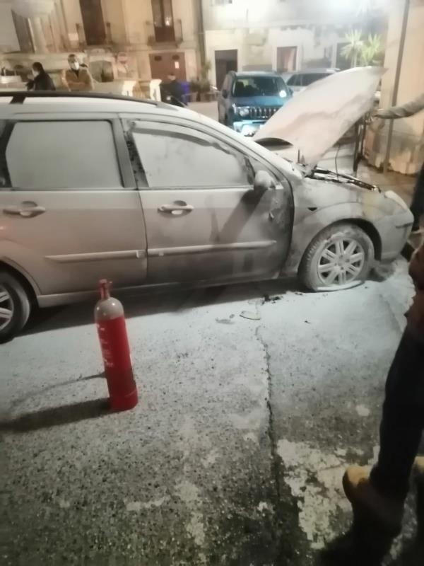 Auto in fiamme a Girifalco, il pronto intervento dei vigili del fuoco scongiura il peggio
