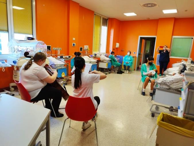 Alla Terapia intensiva neonatale dell'ospedale Annunziata debutta la musicoterapia