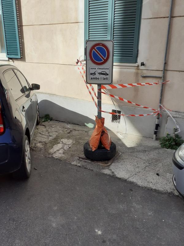 images Tombino pericoloso in via Citriniti, il Comune riposiziona il segnale e attacca: "Privati inadempienti"