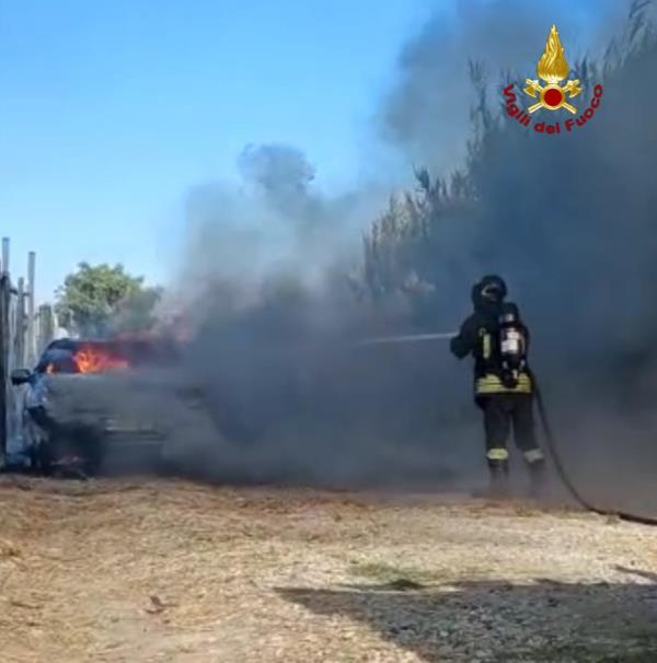 images Tragedia sfiorata nel Crotonese, rogo coinvolge due auto e una roulette in cui scoppia una bombola a gas