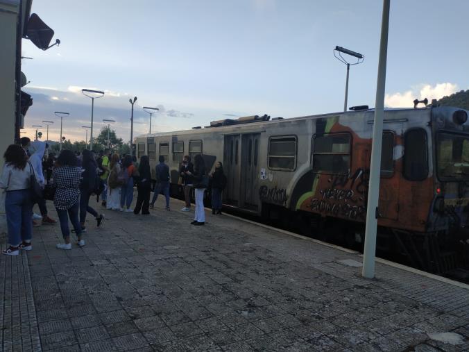 images Studenti "lasciati a piedi" dai treni a Gimigliano. Il sindaco Moschella: "Il dirigente di FdC ha assicurato 180 posti"