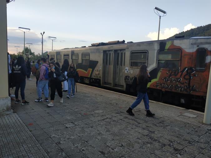 images A Gimigliano studenti "lasciati a piedi" dai treni. Il sindaco Moschella: "Bloccherò il transito se non si troverà una soluzione"