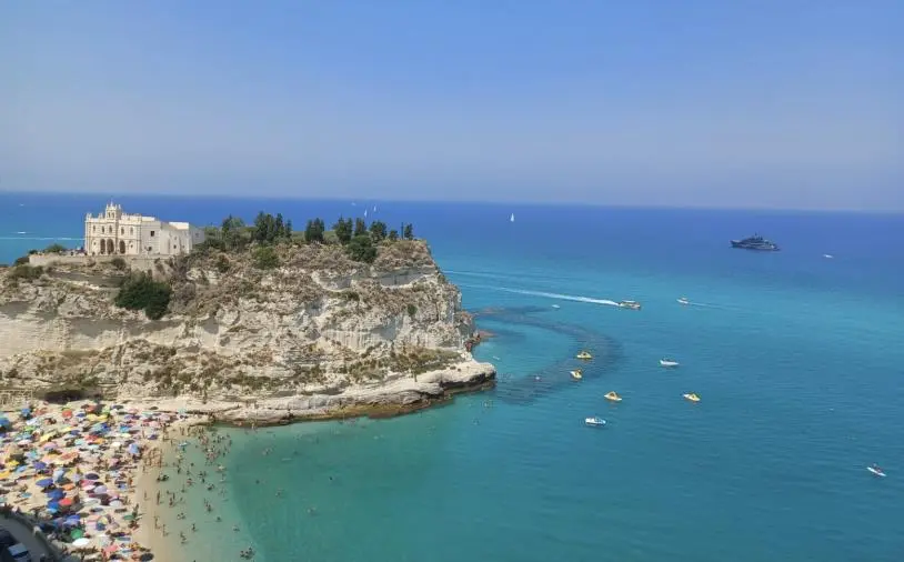 Mancata assegnazione delle 5 vele di Legambiente a Tropea, l'indignazione degli Albergatori