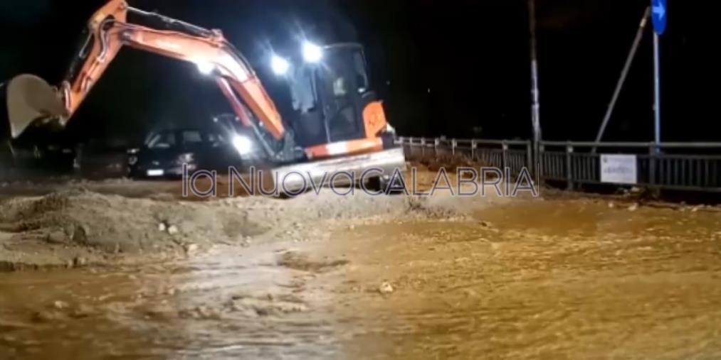 images Alluvione nel Catanzarese, auto nel fiume di fango e detriti a Copanello (VIDEO e FOTO)