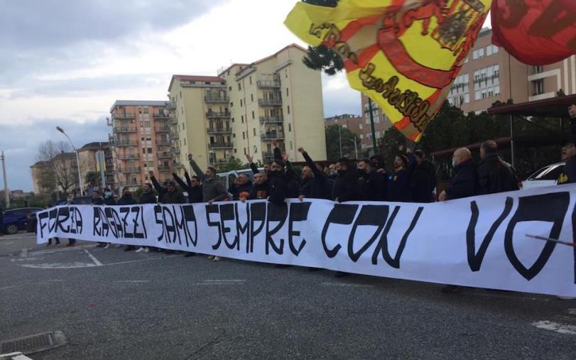 images Us Catanzaro 1929, gli ultras incitano a gran voce la squadra sotto l'albergo