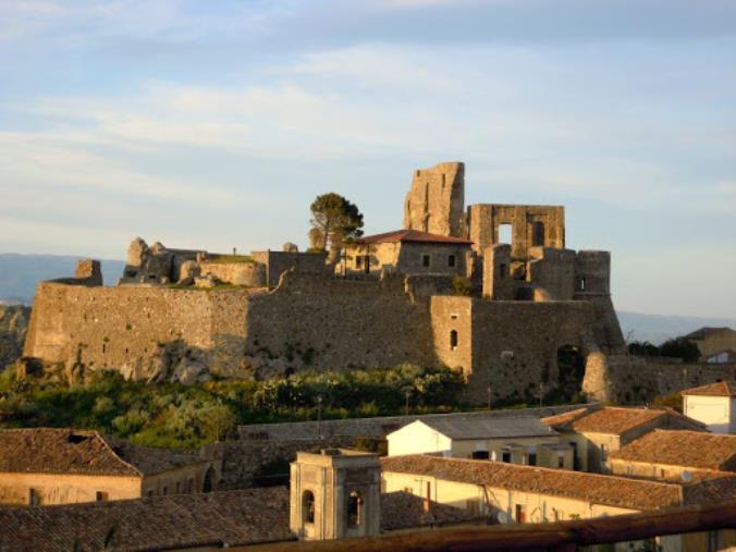 images "I muri e le anime. I normanni Ruggero e Giuditta". Il teatro di Ulderico Nisticò, il 31 luglio, al castello di Squillace