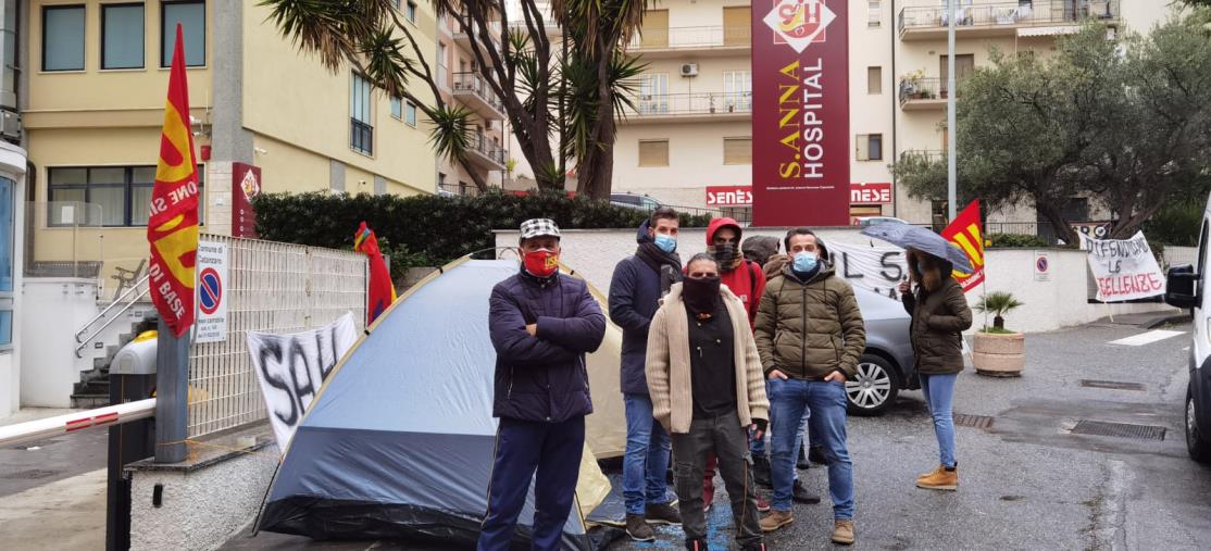 images Sant'Anna Hospital. Continua il presidio dell'USB: "In attesa che il Sindaco, il Prefetto e il Ministro mantengano le promesse"