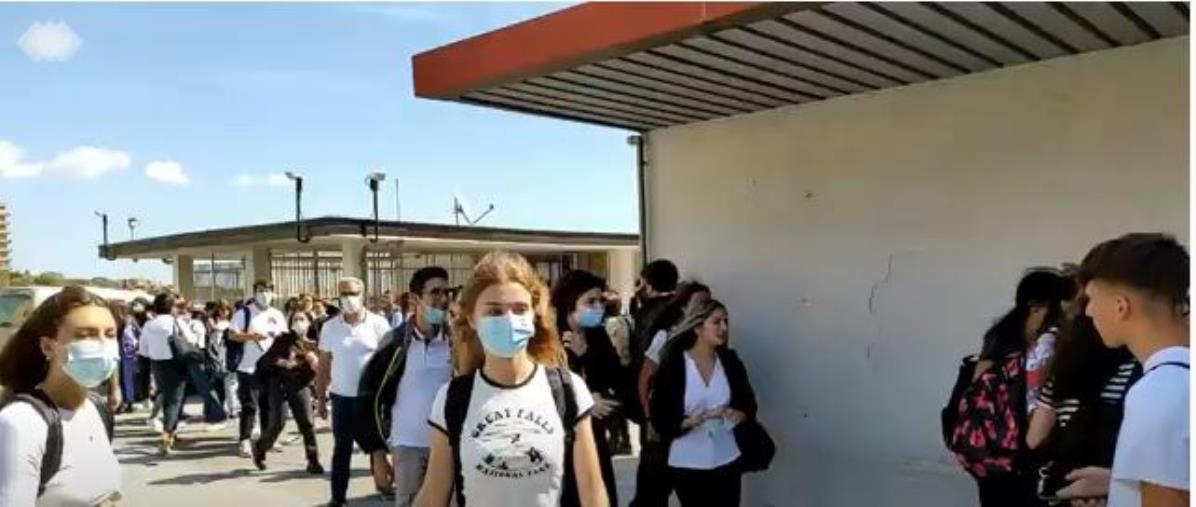 images Primo giorno di scuola: le reazioni all'uscita degli studenti tra incertezze e sorprese (VIDEO)