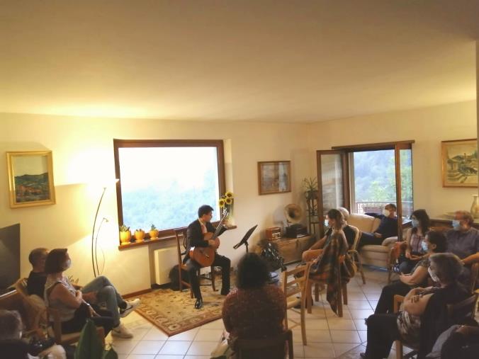 images La chitarra di Enrico Damiano Vallone ospite del Festival “Ricomincio da me” organizzato da Animula 