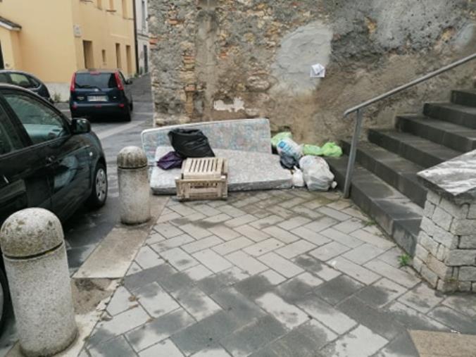 images Quartiere "Vallotta" di Catanzaro invaso dai rifiuti ingombranti: la rabbia dei cittadini (FOTO)