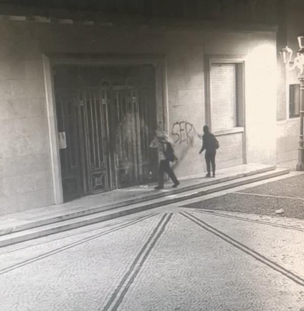 Vandali in azione a Crotone: scritte ingiuriose sulla facciata del Municipio