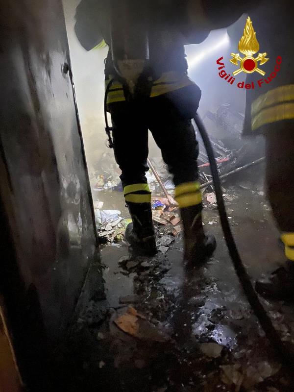 images Catanzaro. In fiamme un edificio ad uso scolastico nel quartiere Aranceto 