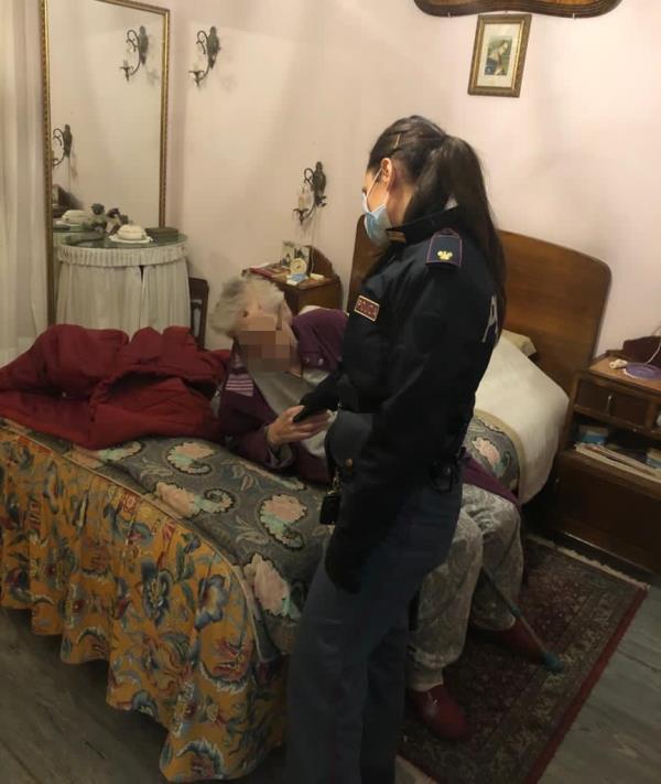 images Crotone. Anziana cade in casa e resta senza assistenza: salvata da due poliziotti 