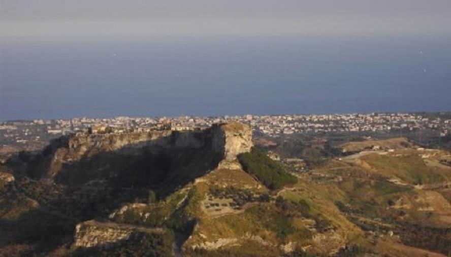 images Locride Ambiente, disagi per la raccolta dei rifiuti: manca il personale