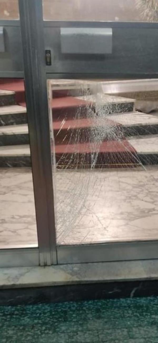 images Catanzaro, rotto il vetro di un portone a via De Gasperi: le telecamere riprendono l'atto vandalico