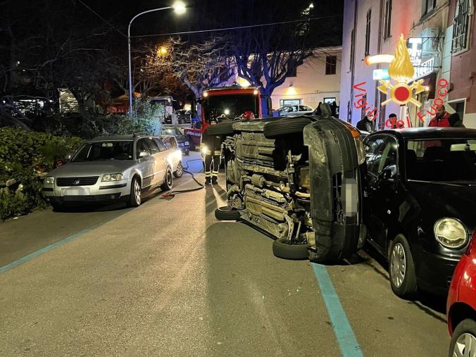 Catanzaro, un'auto si ribalta in via Crispi