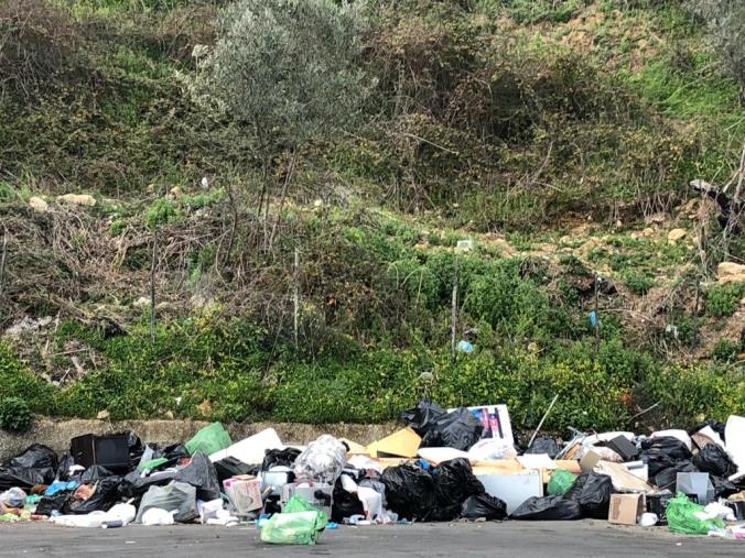 images Catanzaro. Montagna di rifiuti anche in via Gimigliano, i cittadini incalzano sulle fototrappole contro i "furbetti" della spazzatura