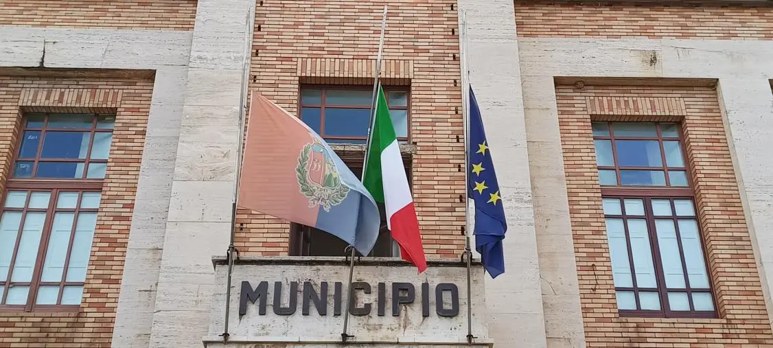 images Giornata del sacrificio dei lavoratori italiani nel mondo, al Comune di Vibo bandiere a mezz’asta 